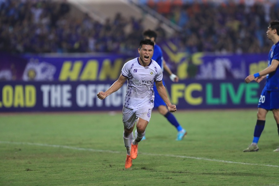 Tien dao Tuan Hai nhan lot tay lon sau khi tai ky hop dong 3 nam voi Ha Noi FC. Anh: Minh Dan