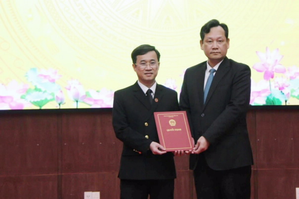 The new Deputy Chief Justice of the High People's Court in Da Nang (left) received the appointment decision. Photo: Supreme People's Court