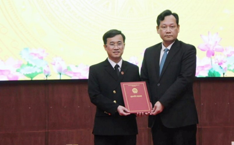 The new Deputy Chief Justice of the High People's Court in Da Nang (left) received the appointment decision. Photo: Supreme People's Court