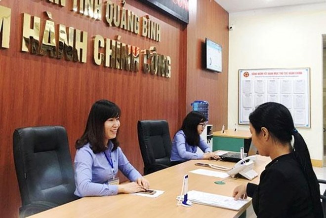 Quang Binh requires the arrangement not to affect people's procedures. In the photo, people conduct transactions at the Provincial Public Administration Center. Photo: P. Son