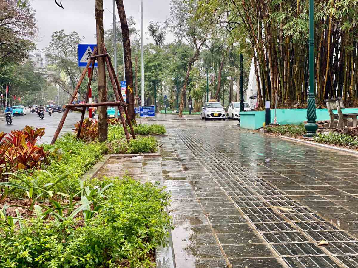 Via he ben ngoai khu vuc da duoc lat moi, chinh trang. Anh: Nhat Minh