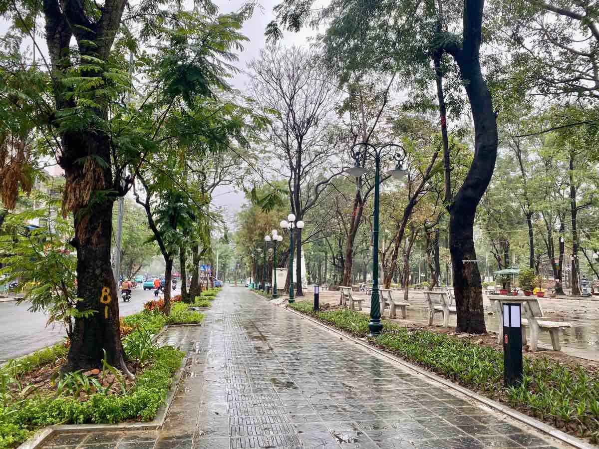 The new look of the Capital Youth Park (Hai Ba Trung District, Hanoi) after the fence is lowered. Photo: Nhat Minh