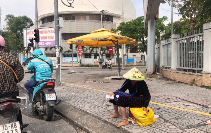 Khong chi vao buoi toi, nguoi lao dong cung muu sinh vao ban ngay. Ghi nhan tai den do nga 4 Le Duan - Le Loi. Anh: Song Han