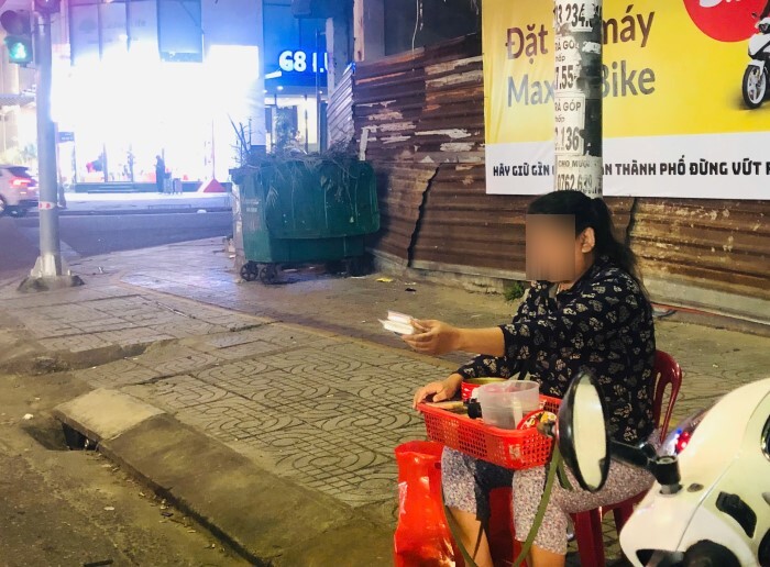 Mot nguoi khuyet tat muu sinh vao buoi toi tren tuyen duong Le Duan. Anh: Song Han