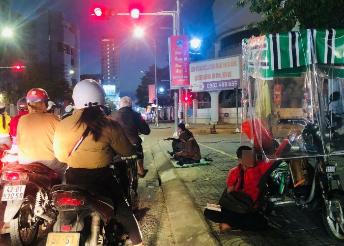 Tai Da Nang, thoi gian gan day tai dien tinh trang nhieu nguoi lao dong muu sinh duoi cac tru den do. Anh: Song Han