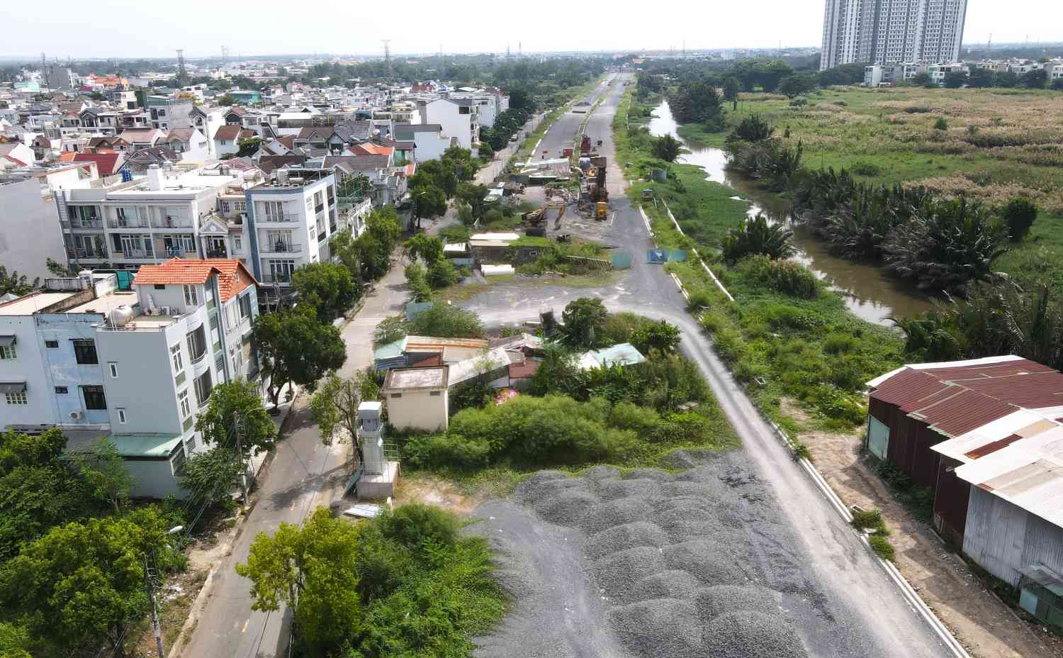 The parallel road of National Highway 50 (Binh Chanh District, Ho Chi Minh City) cannot be opened to traffic due to land clearance problems. Photo: Minh Quan