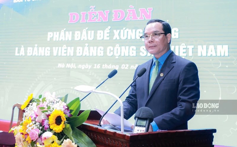 President of the Vietnam General Confederation of Labor Nguyen Dinh Khang spoke at the forum "Strive to be worthy of being a member of the Communist Party of Vietnam". Photo: Hai Nguyen