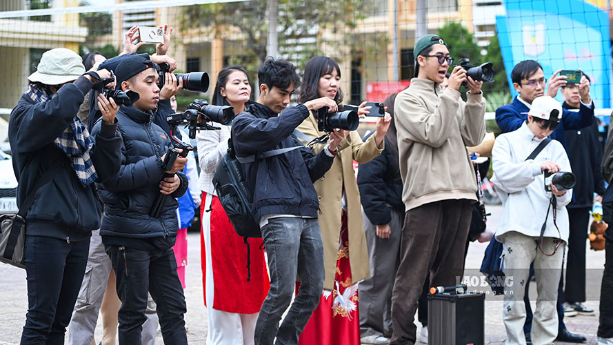 Service photographers in Dien Bien are constantly bustling during the peak month. Photo: Quang Dat
