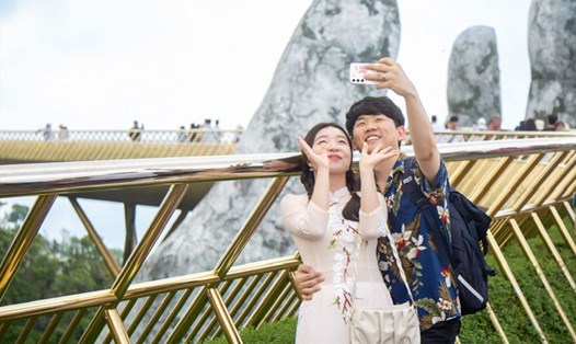 Khách Hàn Quốc check in Cầu Vàng ở Đà Nẵng. Ảnh: Hoàng Hà