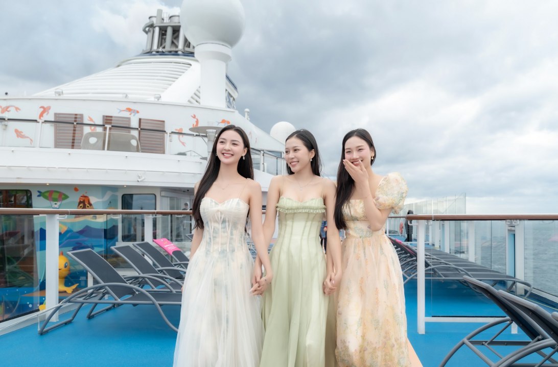 Top 3 Miss Vietnam on a 5-star yacht. Photo: Organizing Committee