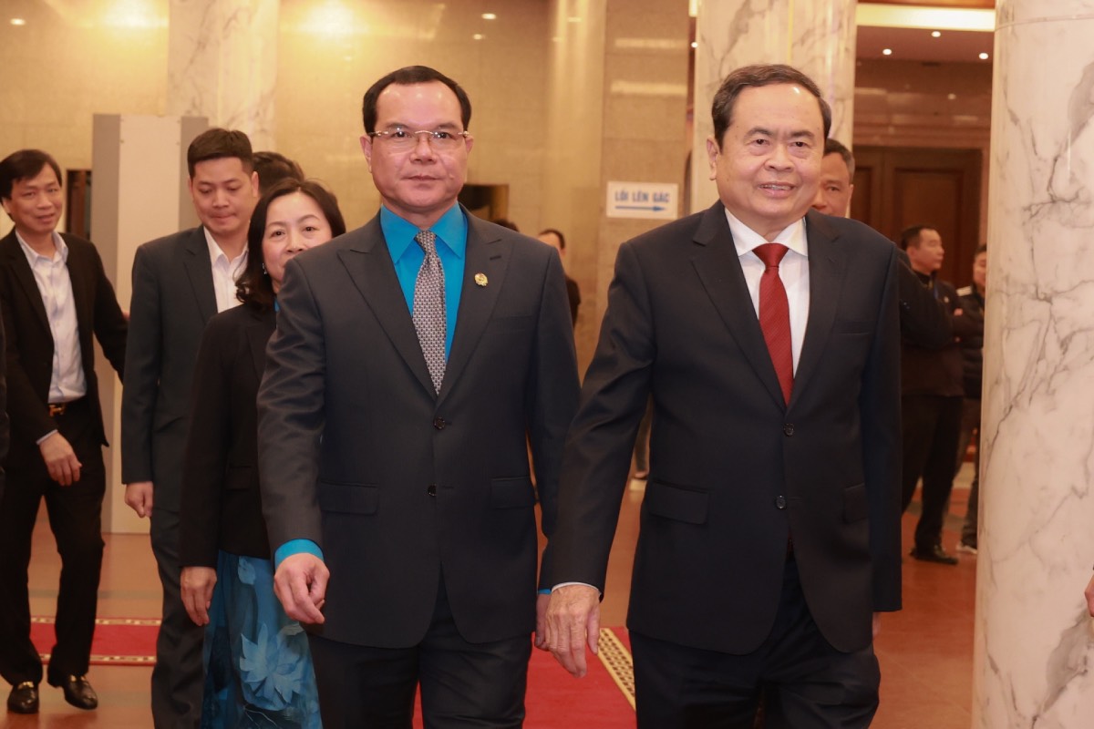 National Assembly Chairman Tran Thanh Man and the President of the Vietnam General Confederation of Labor attended the 1st National Conference to honor 95 outstanding workers who are members of the Communist Party of Vietnam - 2025. Photo: Hai Nguyen