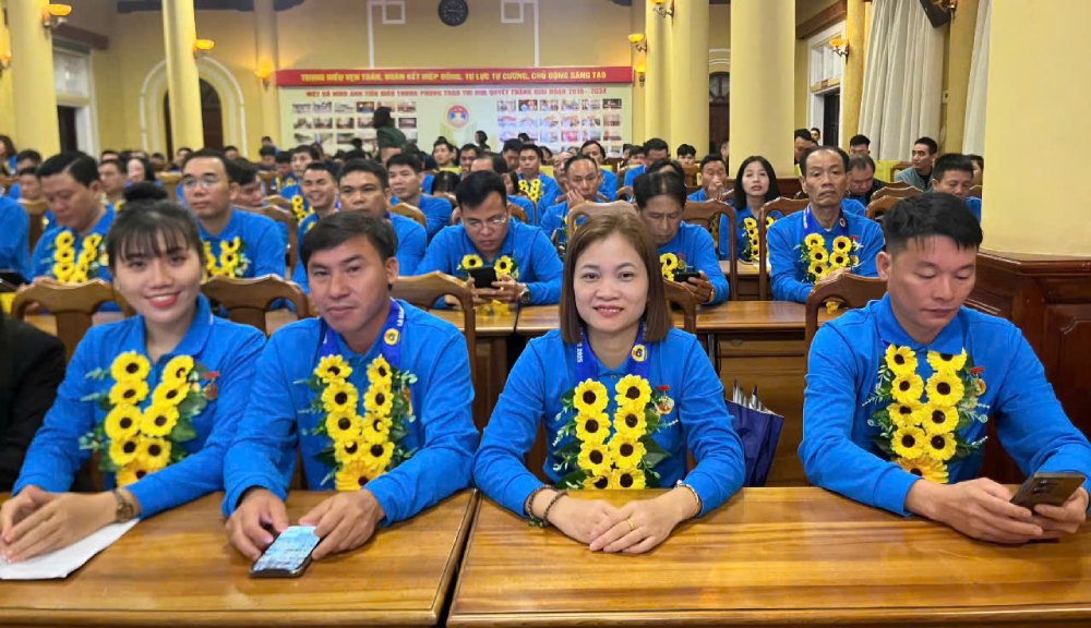 Dong chi Nguyen Thi Cu (thu 2 tu phai sang)