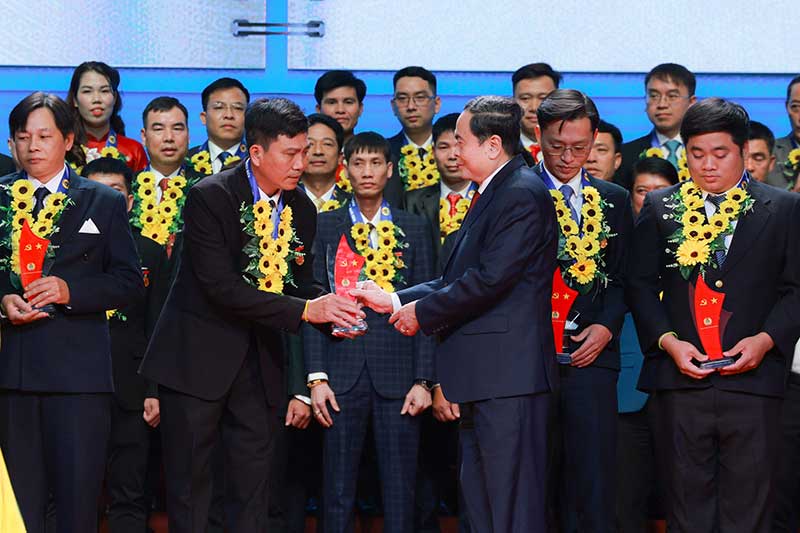 Dong chi Tran Thanh Man - Uy vien Bo Chinh tri, Chu tich Quoc hoi nuoc Cong hoa xa hoi chu nghia Viet Nam trao bieu trung cho cong nhan lao dong tieu bieu la dang vien Dang Cong san Viet Nam lan I - nam 2025. Anh: Hai Nguyen