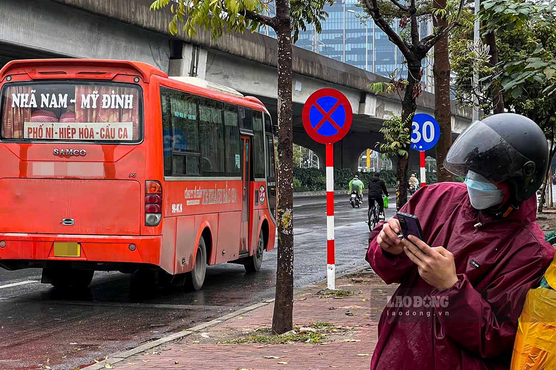 Anh Vu Ngoc Thong (mot tai xe xe cong nghe tren duong Pham Hung), cho biet sang hom qua (15.2) tinh trang xe khach mo cua xe don khach khi dang chay doc tuyen duong nay da giam dang ke sau khi CSGT to chuc kiem tra, xu ly. Nhung den sang nay, khi khong xuat hien luc luong chuc nang, cac tai xe tiep tuc “tranh thu” don khach ngoai ben xe.