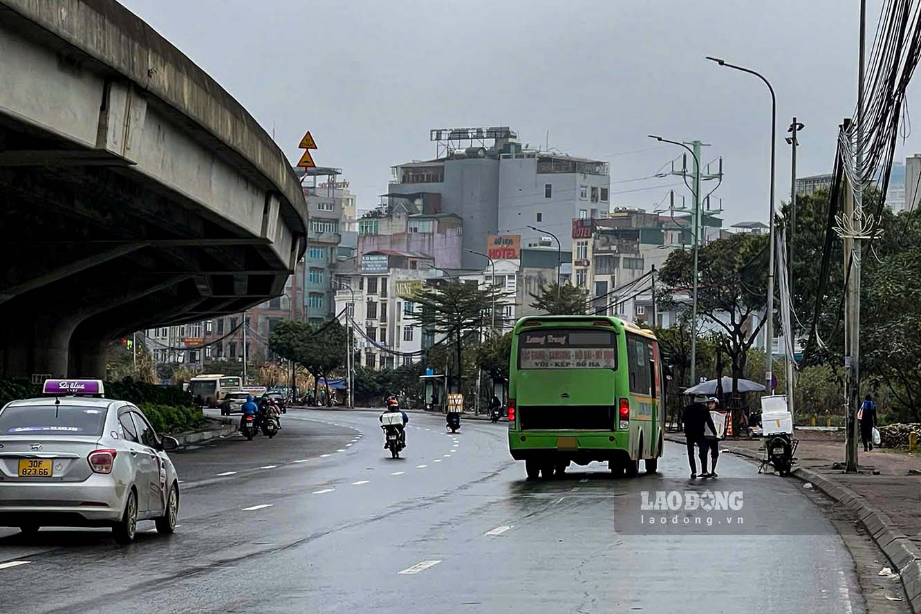 Nguoi dan mang theo hanh ly, hang hoa dung san ben duong. Chi mot lat sau, cac nha xe da tiep can de sap xep do dac, cheo keo khach hang su dung dich vu.