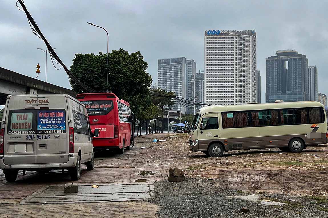 Cac tai xe tan dung moi khoang dat trong hay tham chi ngay truoc khu vuc diem cho xe buyt de dung xe don tra khach ben duoi duong Vanh dai 3.