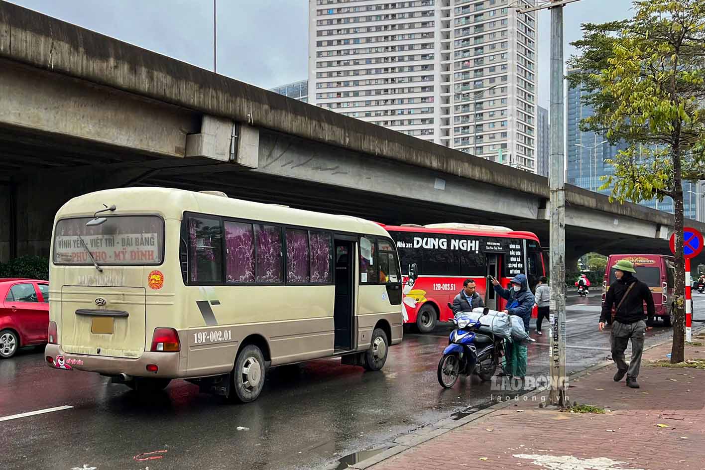 Dang chu y, trong thoi gian nay, Phong CSGT Ha Noi dang trien khai ke hoach nham xu ly dut diem tinh trang xe oto, xe kinh doanh van tai hanh khach, xe tai dung, do sai quy dinh tren dia ban thanh pho va cac tuyen vanh dai.