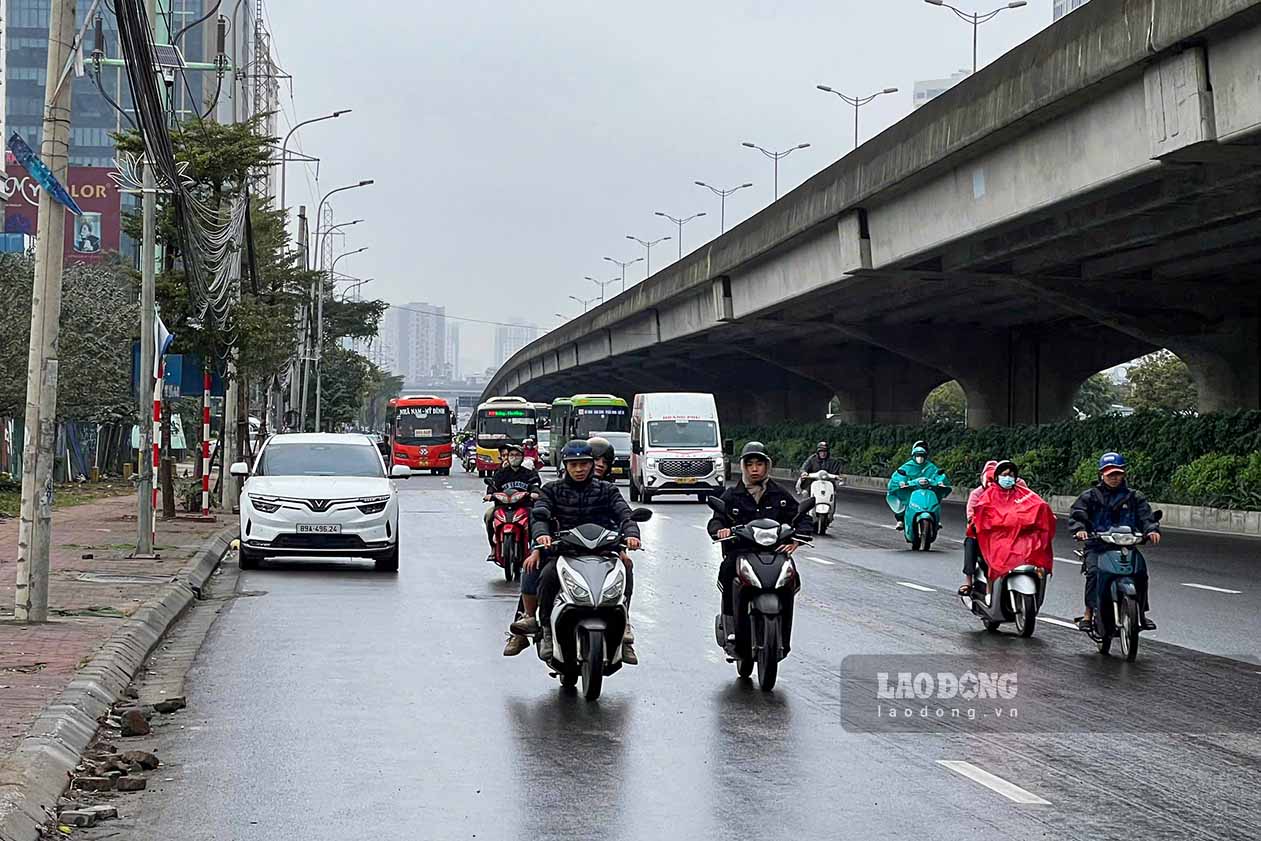 Theo ghi nhan cua PV trong ngay 16.2, tai khu vuc duong Pham Hung  (doan Vanh dai 3, Nam Tu Liem, Ha Noi) xuat hien nhieu truong hop xe kinh doanh van tai hanh khach dung do, don tra khach va van chuyen hang hoa sai quy dinh.