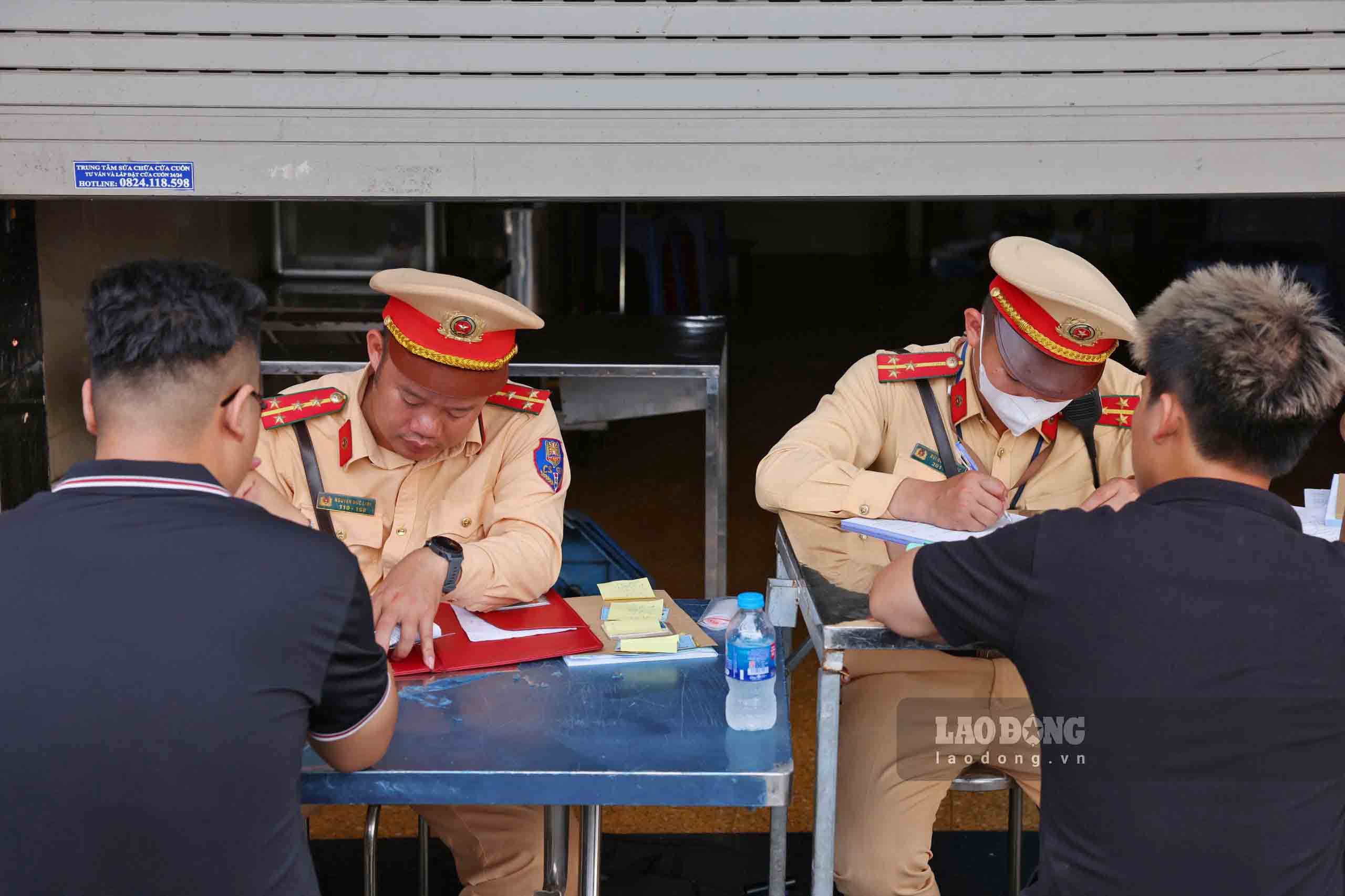 Tổ công tác đặc biệt của Công an TP Hà Nội xử lý vi phạm. Ảnh: Tô Thế