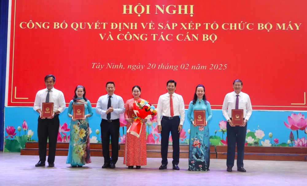 Thuong truc Tinh uy Tay Ninh trao quyet dinh bo nhiem cac lanh dao So Noi vu. Anh: tayninh.gov.vn  