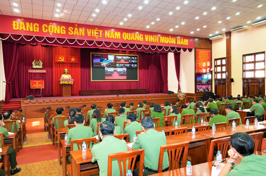 Cong an tinh Hau Giang to chuc Hoi nghi quan triet chu truong cua Dang, Nha nuoc va nganh Cong an ve tiep tuc sap xep, tinh gon to chuc bo may Cong an dia phuong hoat dong hieu luc, hieu qua dap ung yeu cau, nhiem vu trong tinh hinh moi. Anh: Cong an Hau Giang