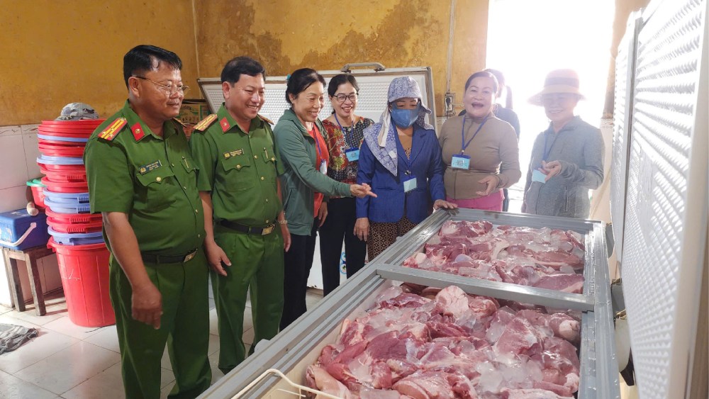 The family of the prisoners and the leaders of Canal 7 Prison visited the food supply area for the kitchen at the Prison 2 concentration camp. Photo: Van Vu