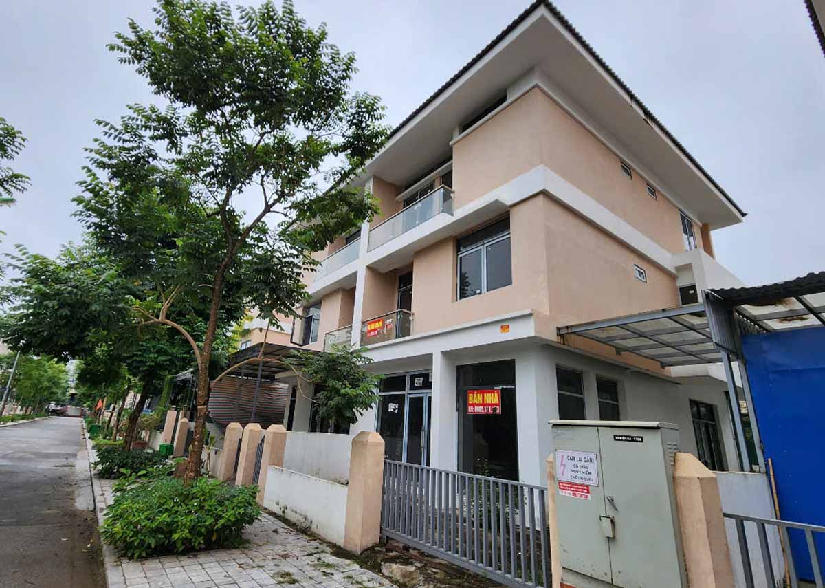 Many villas and townhouses in large urban areas are left empty, with no residents. Photo: Cao Nguyen