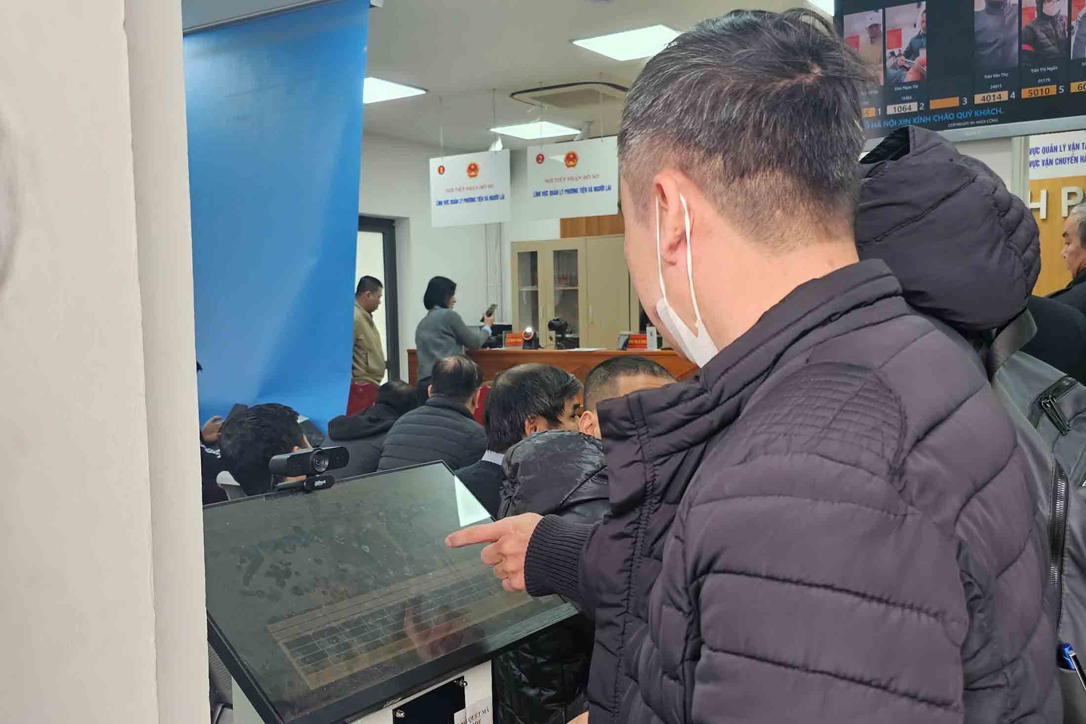 People come to issue and renew driving licenses. Photo: Huu Chanh