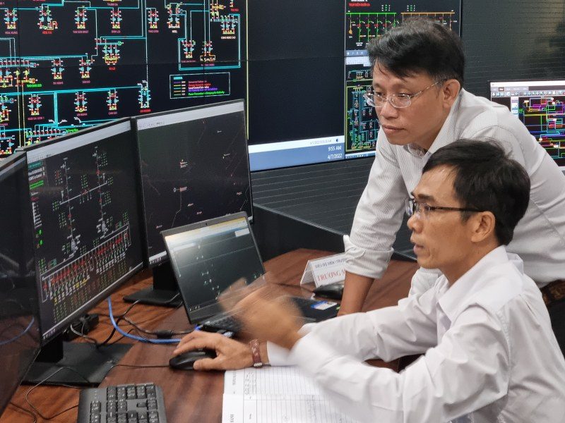Organizations granted a power operation license must have a team of technical managers, business managers and a team directly involved in operations that meet the quantity and professional and technical conditions. Photo: Nam Duong