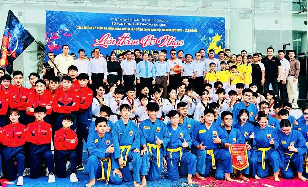 Delegates took souvenir photos with the martial arts students attending the festival. Photo: Binh Duong Department of Culture, Sports and Tourism