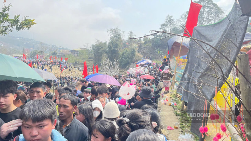 Dong nguoi dong duc khien viec di chuyen tro nen cham chap. Anh: Dinh Dai