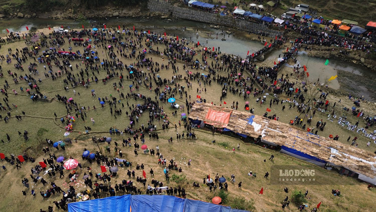 In the warm, dry, sunny weather, crowded people flocked to Ta Van commune, Sa Pa town to attend the festival. Photo: Dinh Dai