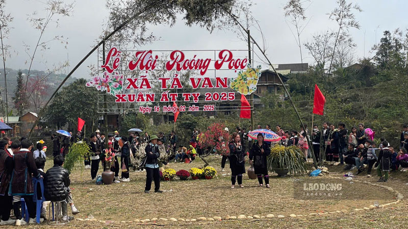 Le hoi la dip de nguoi dan gap go, cau suc khoe va mua mang boi thu cho nam moi. Anh: Dinh Dai