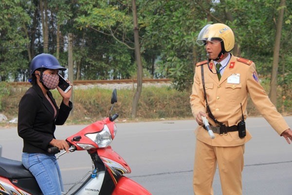 When stopping a vehicle to answer the phone, the driver must comply with the provisions of Article 18 of the Law on Road Traffic Order and Safety. Photo: Minh Hanh