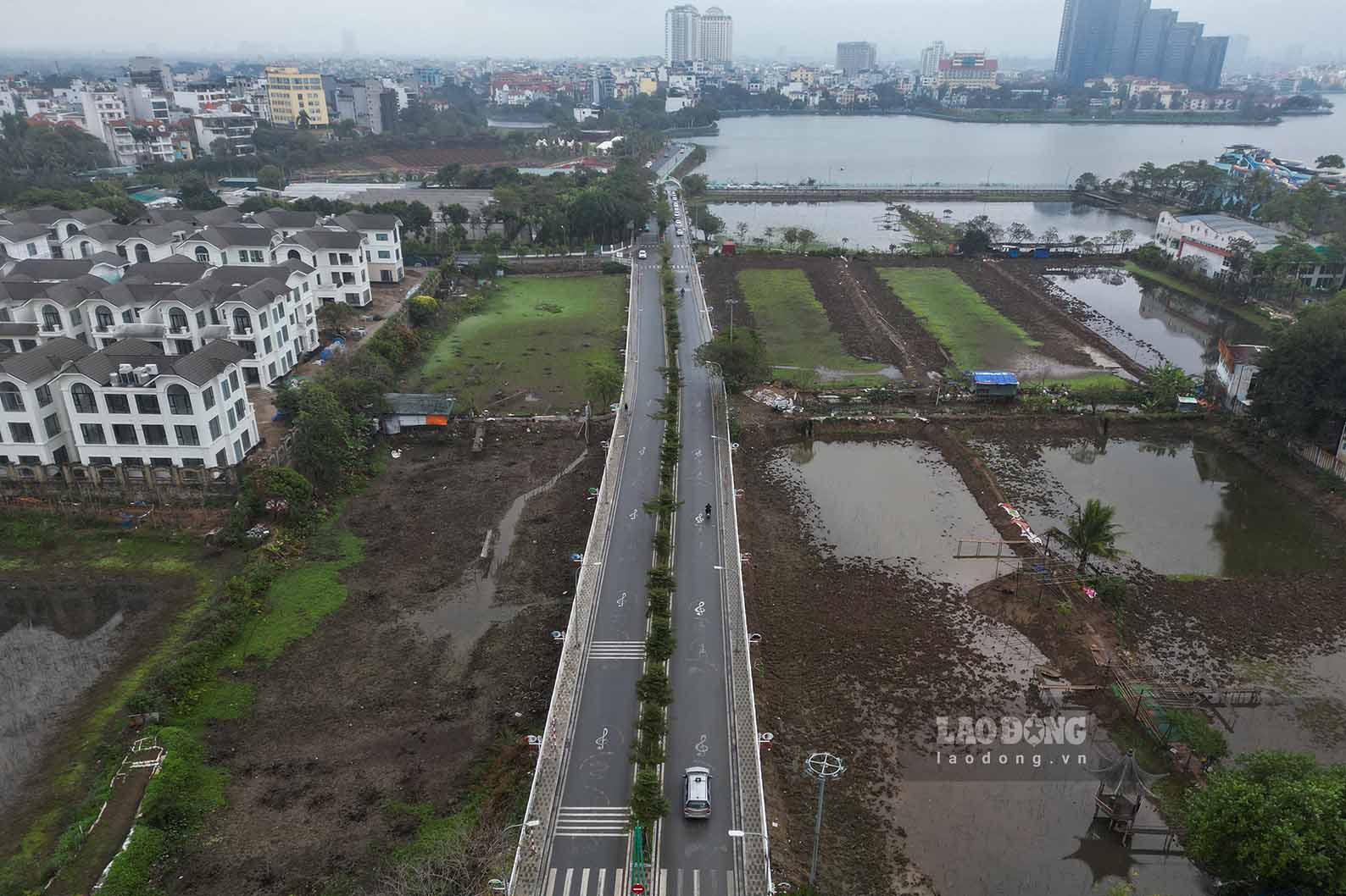 Theo ghi nhan cua Lao Dong ngay 16.2, khu vuc ho Sen (phuong Nhat Tan, quan Tay Ho) nam canh Nha may xu ly nuoc thai ho Tay nhung hien nay da can nuoc, tro day.