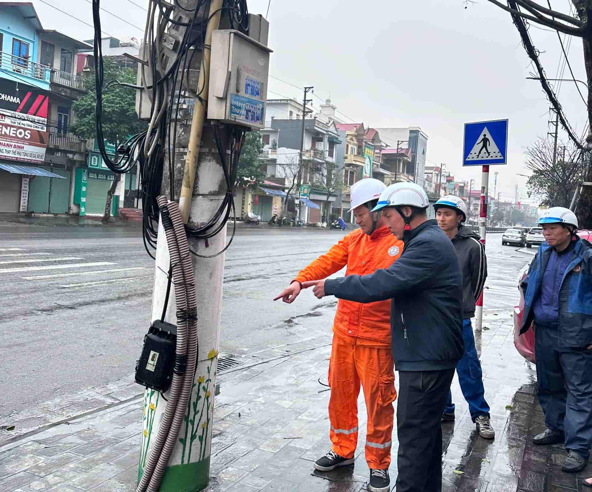 On the morning of February 16, Ninh Binh Power Company cut 2 cables of SCTV because this unit was late in paying the electric pole rental fee. Photo: Nguyen Truong