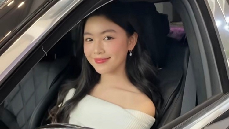 Quyen Linh's daughter bought a billion-dollar car at the age of 19. Photo: FBNV