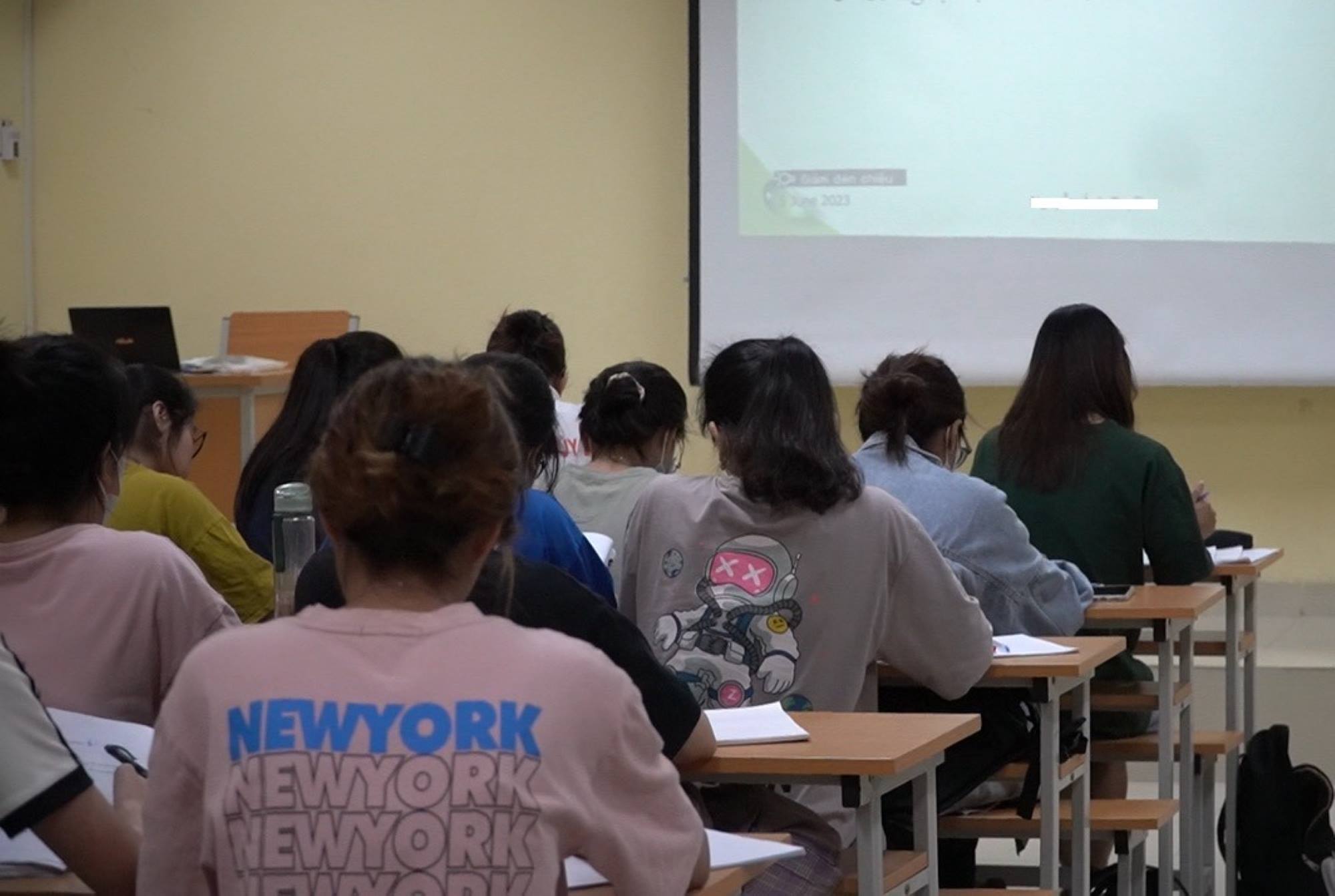 According to current regulations, public schools are not allowed to organize extra classes with money collected in schools. Photo: Trang Ha