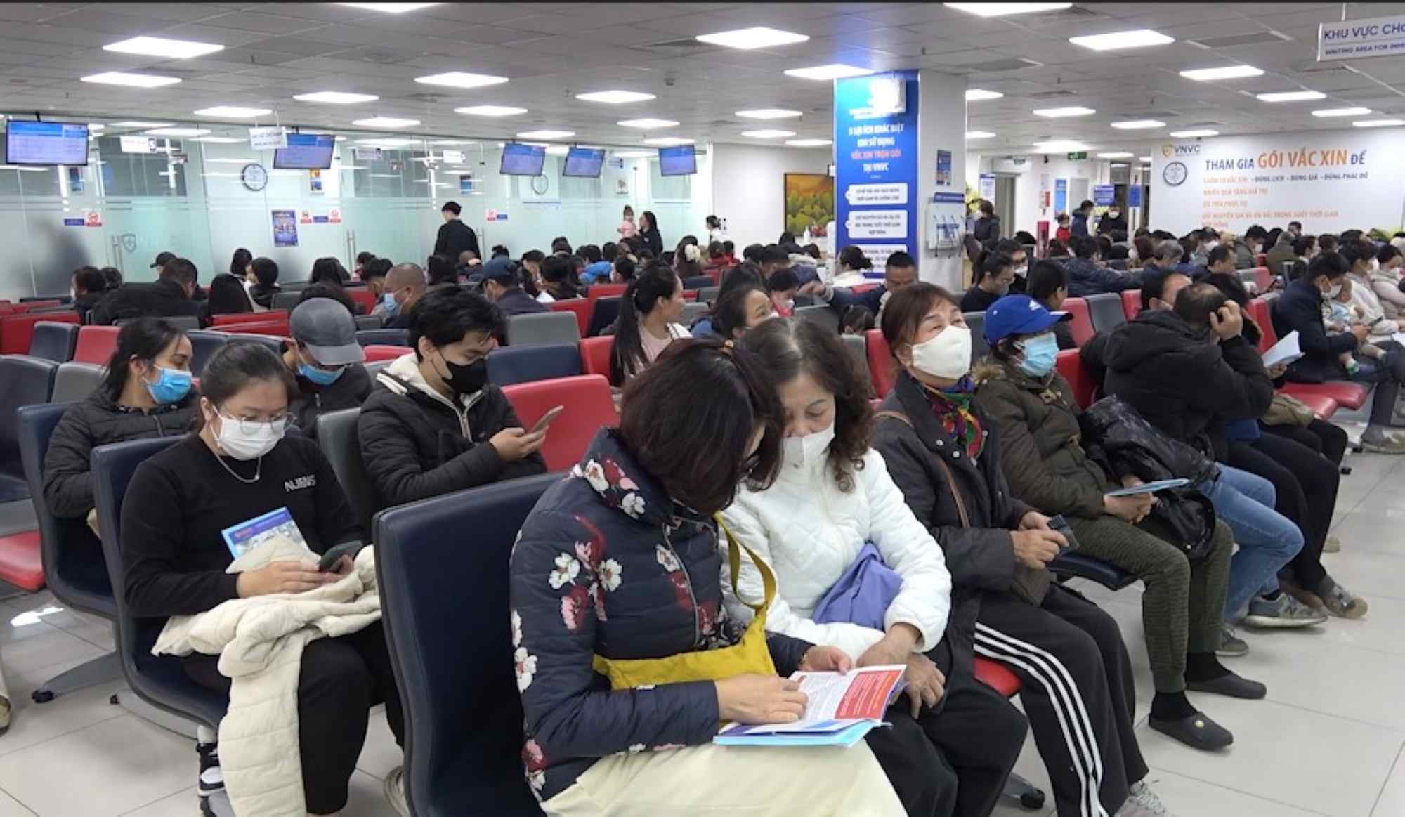 The number of influenza cases is increasing, many people have proactively vaccinated to prevent the disease. Photo: Cao Thom