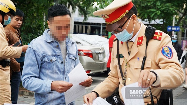 The Traffic Police force drew up a record to handle the violator. Photo: To The