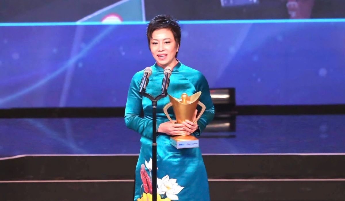 Former head coach of the Vietnam shooting team Nguyen Thi Nhung received the world's highest training certificate. Photo: Victory Cup