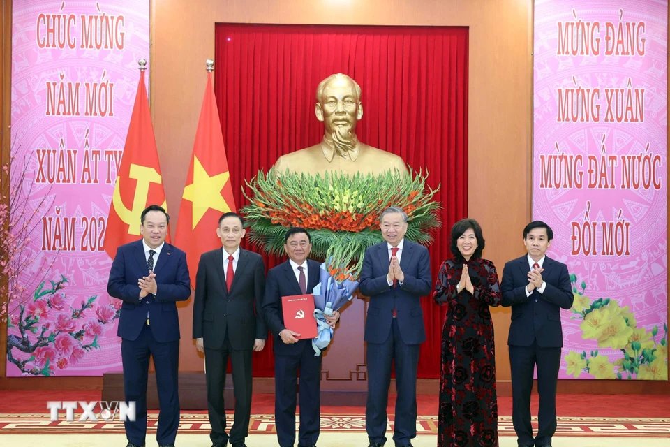 Tong Bi thu To Lam trao Quyet dinh thanh lap Dang bo, to chuc bo may, chuc nang nhiem vu va chi dinh Bi thu, cac Pho Bi thu Dang uy cac co quan Dang Trung uong nhiem ky 2020-2025. Anh: Thong Nhat/TTXVN 