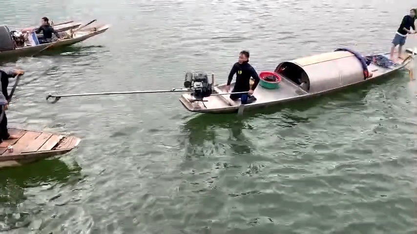 At around 4:00 p.m. on February 16, authorities and people found the body of Mr. O whose boat sank on the Gianh River. Photo: Phi Son