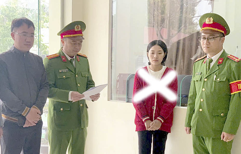 Cơ quan điều tra công bố quyết định khởi tố đối với Lường Thị Kim - đối tượng trong đường dây lừa đảo từ Campuchia. Ảnh: Công an Lai Châu