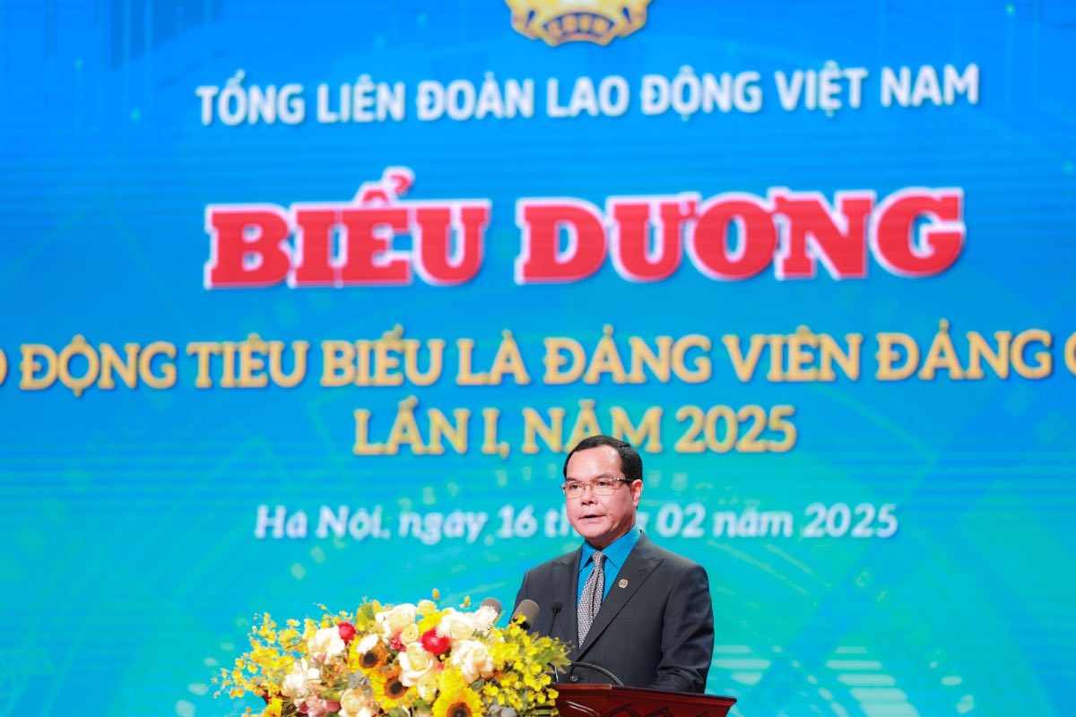 Comrade Nguyen Dinh Khang - Member of the Party Central Committee, Party Committee Secretary, President of the Vietnam General Confederation of Labor - delivered the opening speech at the conference. Photo: Hai Nguyen