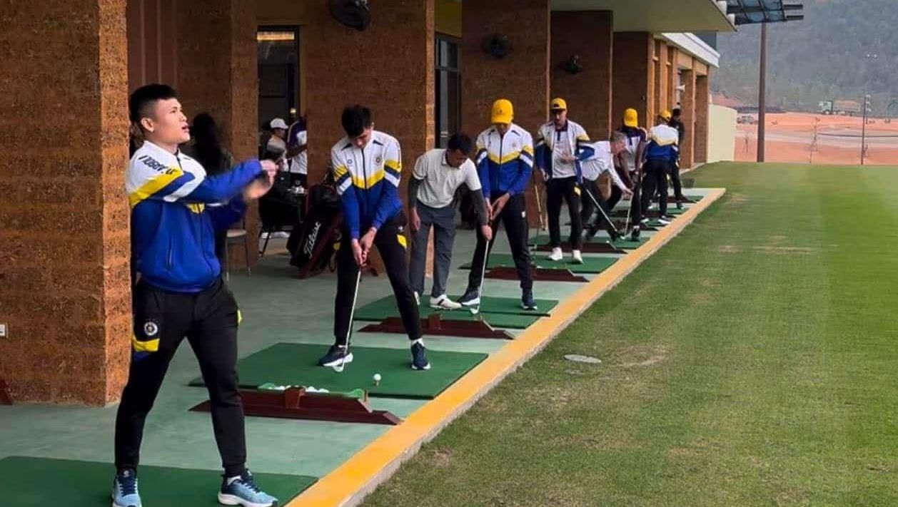 Hanoi FC players playing golf in Phu Tho. Photo cut from video