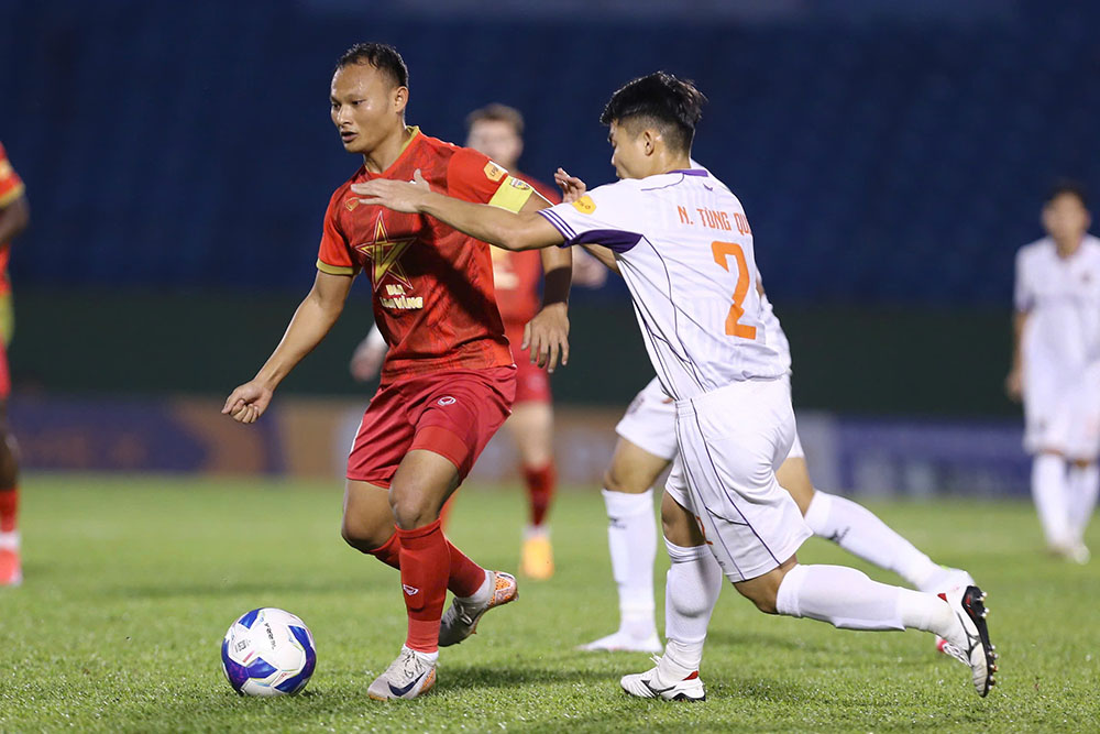 Tuy nhien, Hong Linh Ha Tinh cung nhanh chong lay lai the tran va tao ra cac co hoi nguy hiem nhung khong the danh bai thu mon Minh Toan ben phia Binh Duong.