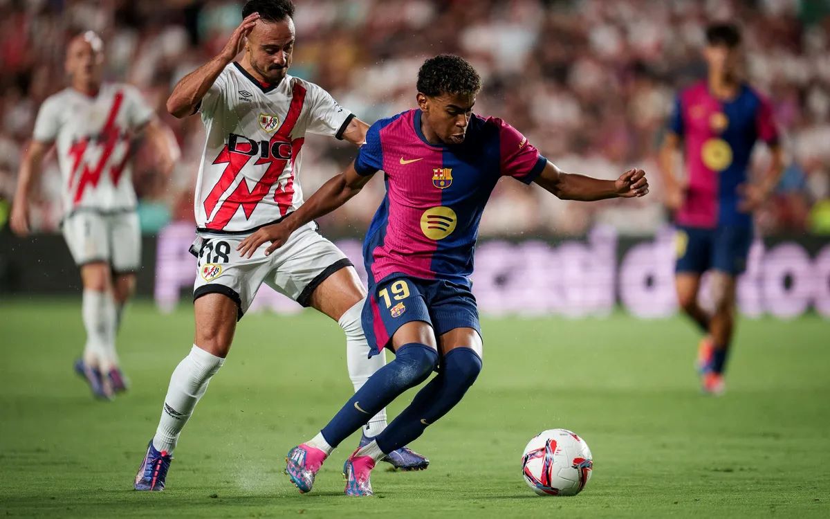 Hansi Flick vui mừng khi Barcelona vượt mặt Real Madrid