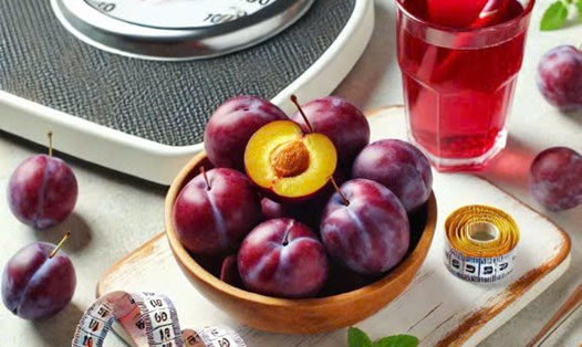 Lợi ích của quả mận trong việc giảm cân. Đồ họa: Hương Giang
