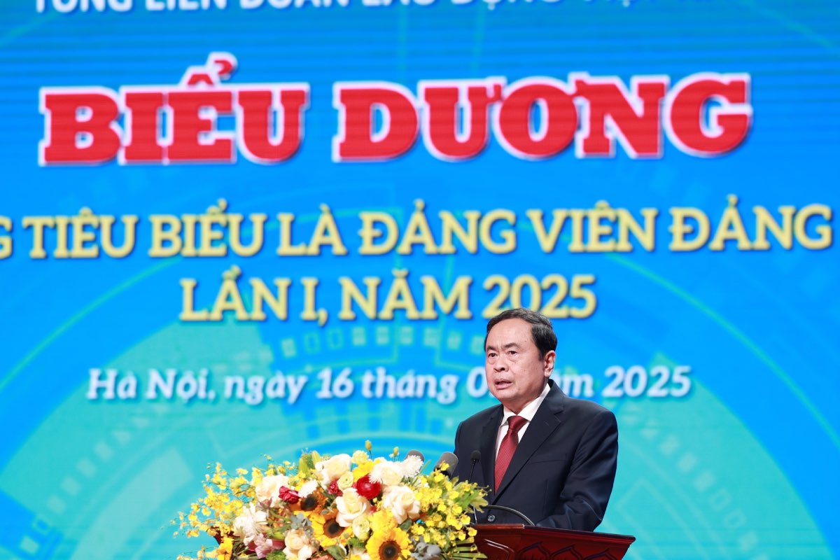 Comrade Tran Thanh Man - Politburo member, National Assembly Chairman - spoke at the first National Conference to honor outstanding workers who are members of the Communist Party of Vietnam - 2025 of the Vietnam General Confederation of Labor. Photo: Hai Nguyen